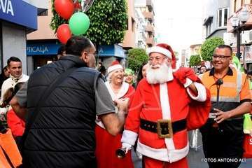 Papá Noel recibe el cariño de cientos de niños de Telde (Foto Antonio Alí y TA)